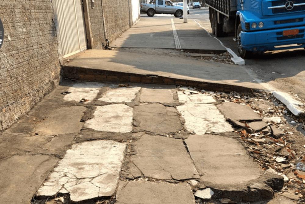 Calçada com desnível danificada e rampa de acesso inadequada