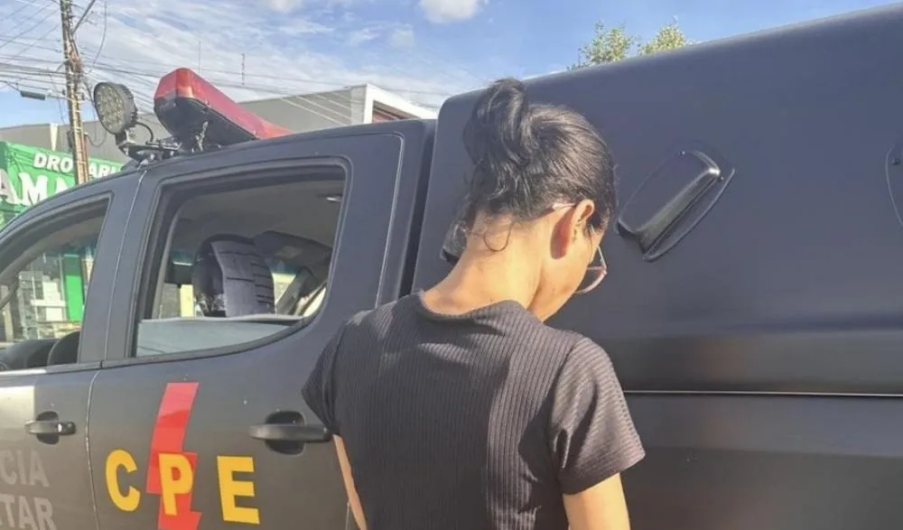 Contra ela havia mandado de prisão por retirada ilegal de criança de sua guarda legítima.