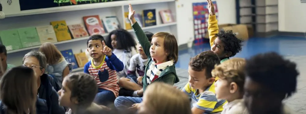 Insuficiência de profissionais efetivos compromete educação fundamental.
