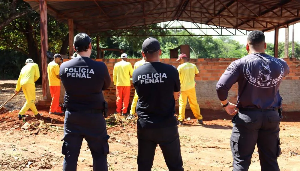 20 custodiados se dividem em trabalhos de serralheria, paisagismo, reformas, entre outros. 