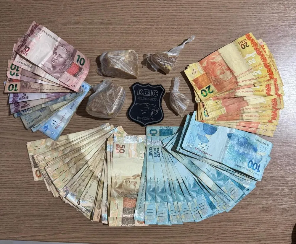 Mais de R$ 4,2 mil, em espécie, e drogas foram encontrados com os indivíduos.