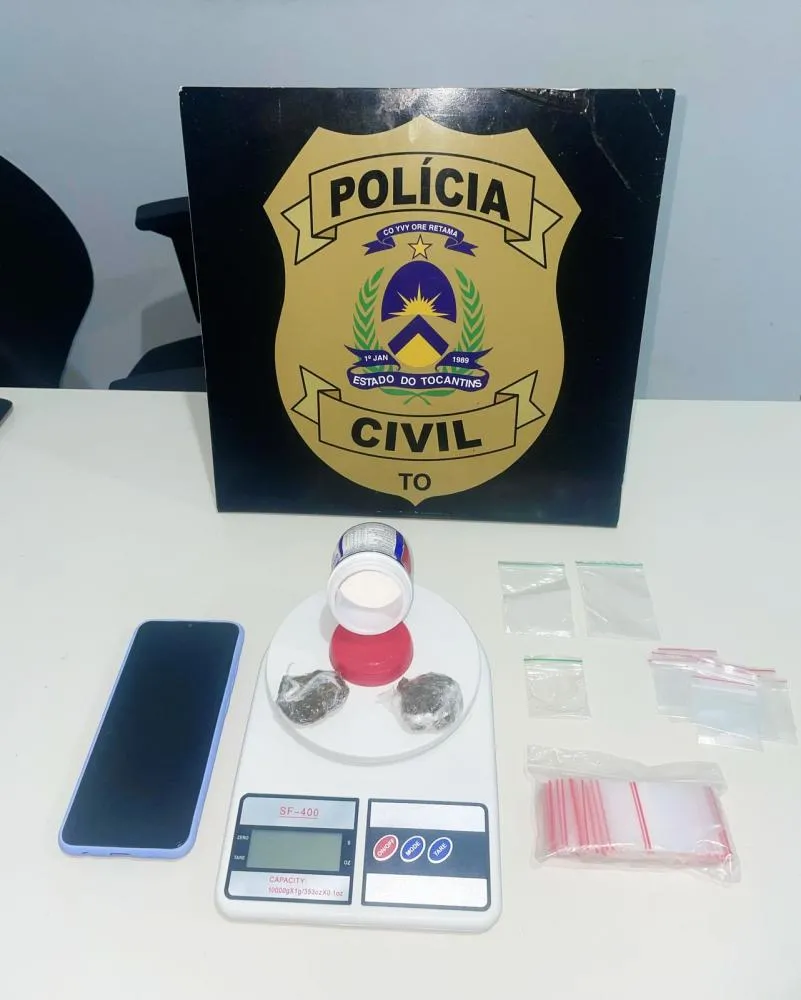Porções de drogas e objetos apreendidos com o suspeito.