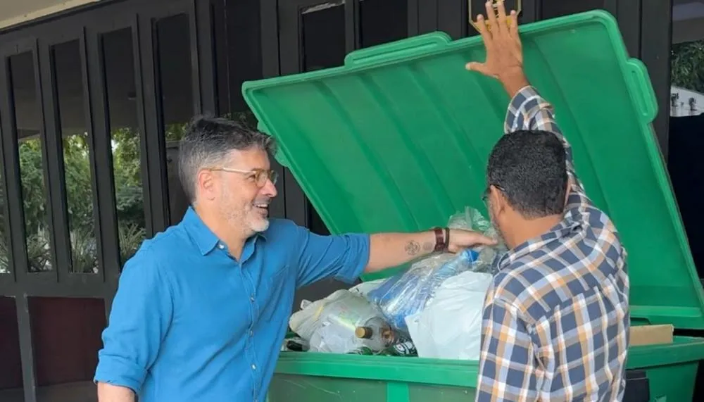 O titular da Semarh (à esquerda), Marcello Lelis, destacou que a adesão à A3P na secretaria faz a diferença na renda e na vida de famílias das associações de catadores.