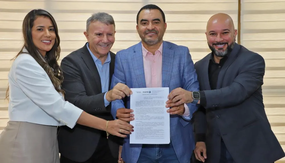 Governador Wanderlei Barbosa assina o termo de adesão de Palmas ao Profe, ao lado do secretário-executivo da Educação, Edinho Fernandes, e do prefeito Eduardo Siqueira Campos.