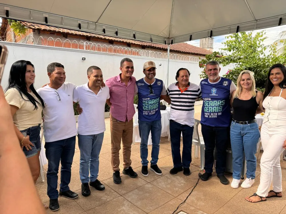 Com o prefeito de Taguatinga, Paulo Roberto, e lideranças da região
