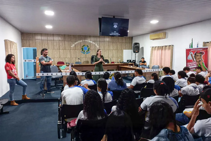 A defensora pública Débora da Silva Sousa falou às turmas do Ensino Médio da Escola Estadual Adá de Assis Teixeira, em Goiatins.