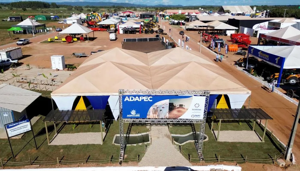 Estande da Adapec está equipado para receber produtores rurais e o público em geral.