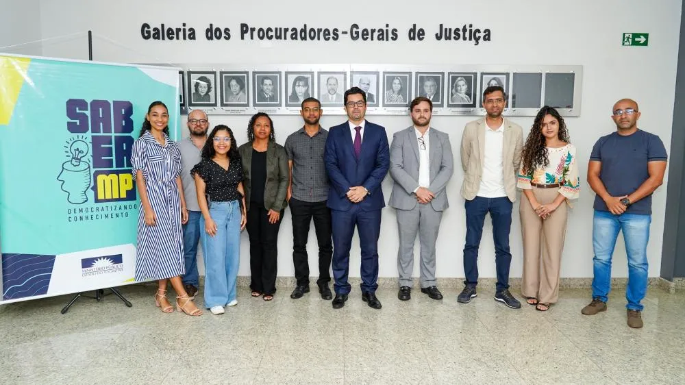 Promotor Juan Aguirre (paletó escuro) e professor Gabriel Messias (paletó claro) na companhia de estudantes de direito da UFT.