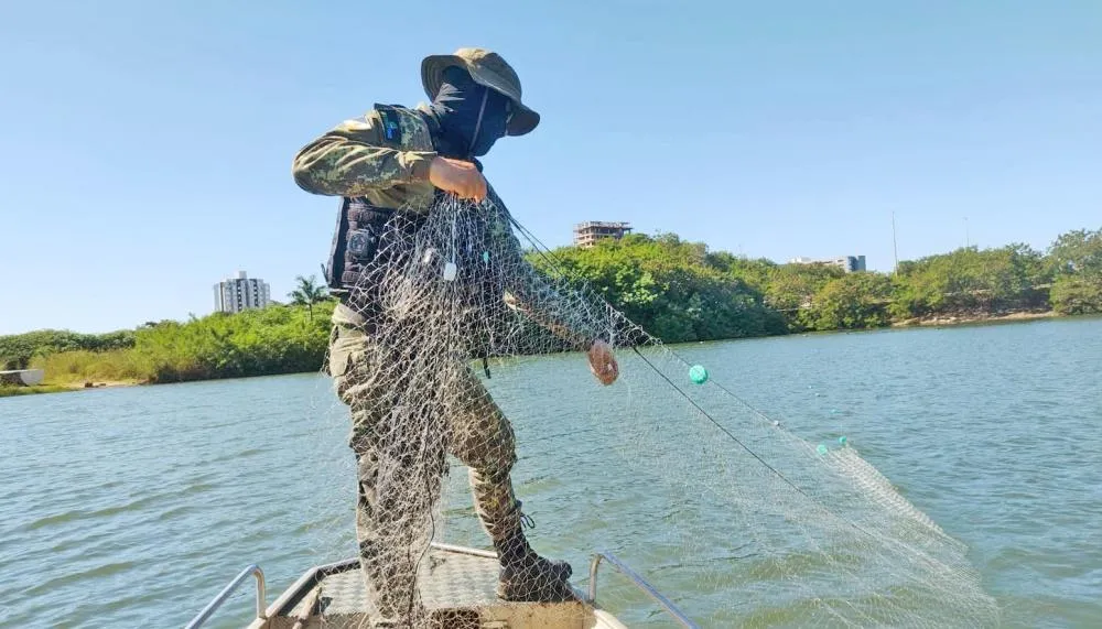 Ações resultaram na apreensão de 6,3 mil metros de redes de pesca, uma tarrafa, dois espinhéis e 84 quilos de pescado