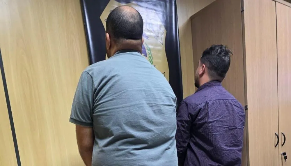 Dupla foi abordada pelos oficiais investigadores da 1ª DP nas imediações de uma loja de departamentos.