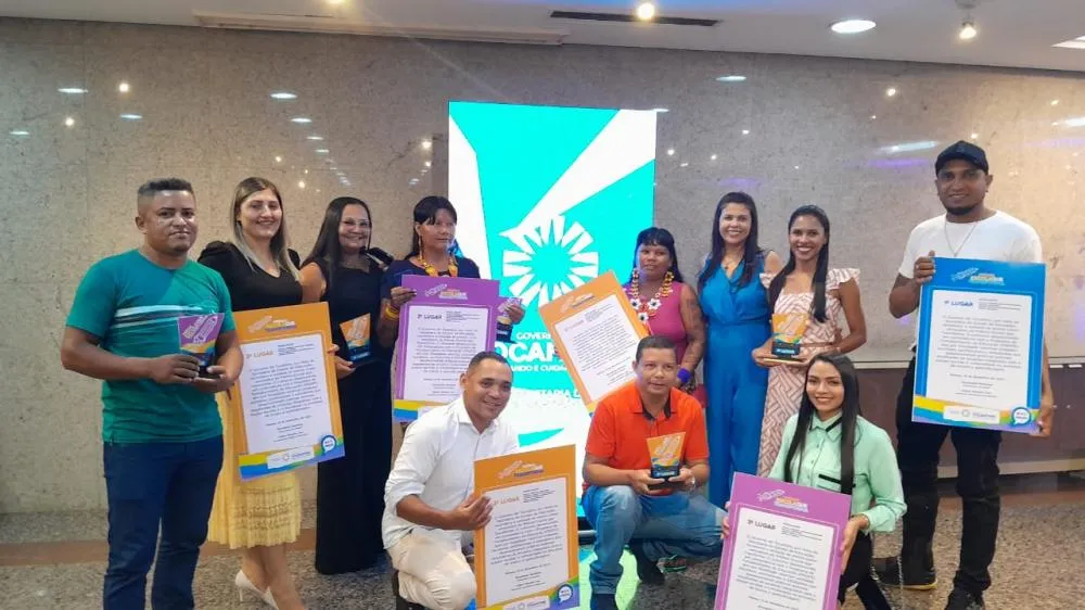 Em 2024, foram premiados 80 projetos educacionais voltados à convivência escolar, inclusão e inovação, com premiações de até R$ 30 mil para os primeiros colocados , Foto- Equipe de Itacajá recebendo premiações na primeira edição do Prêmio Escola que Trans