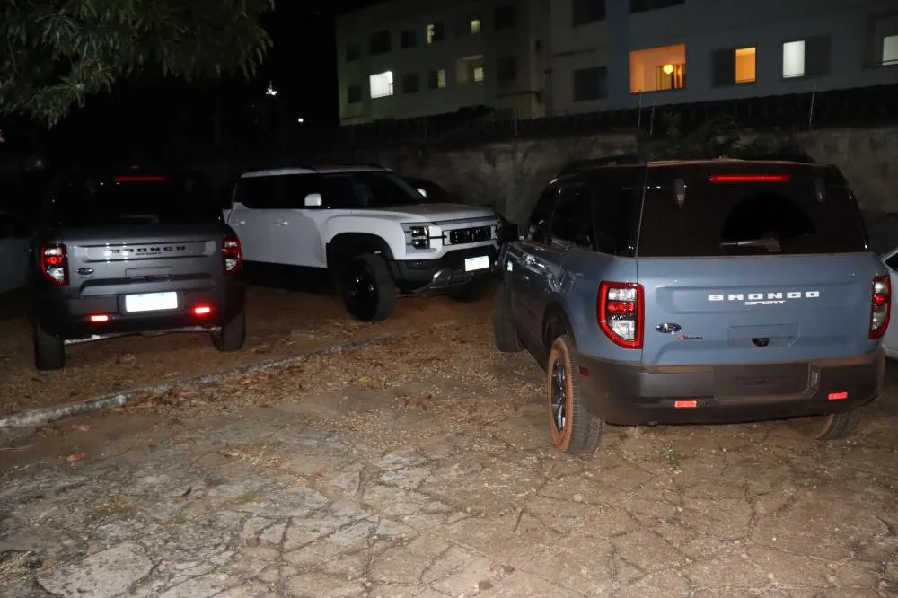 Carros apreendidos, supostamente adquiridos com o dinheiro desviado das empresas.