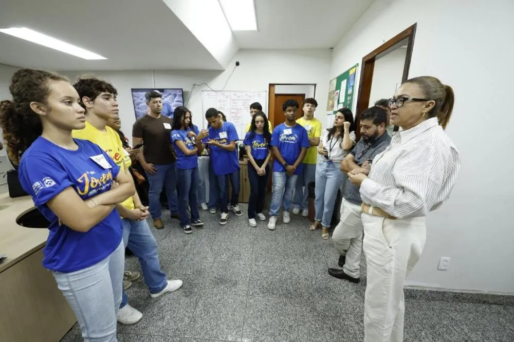 Durante a visita, os jovens conheceram o sistema de comunição da Casa de Leis.
