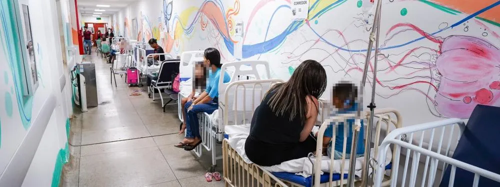 Corredor foi transformado em sala verde, com 14 leitos instalados.