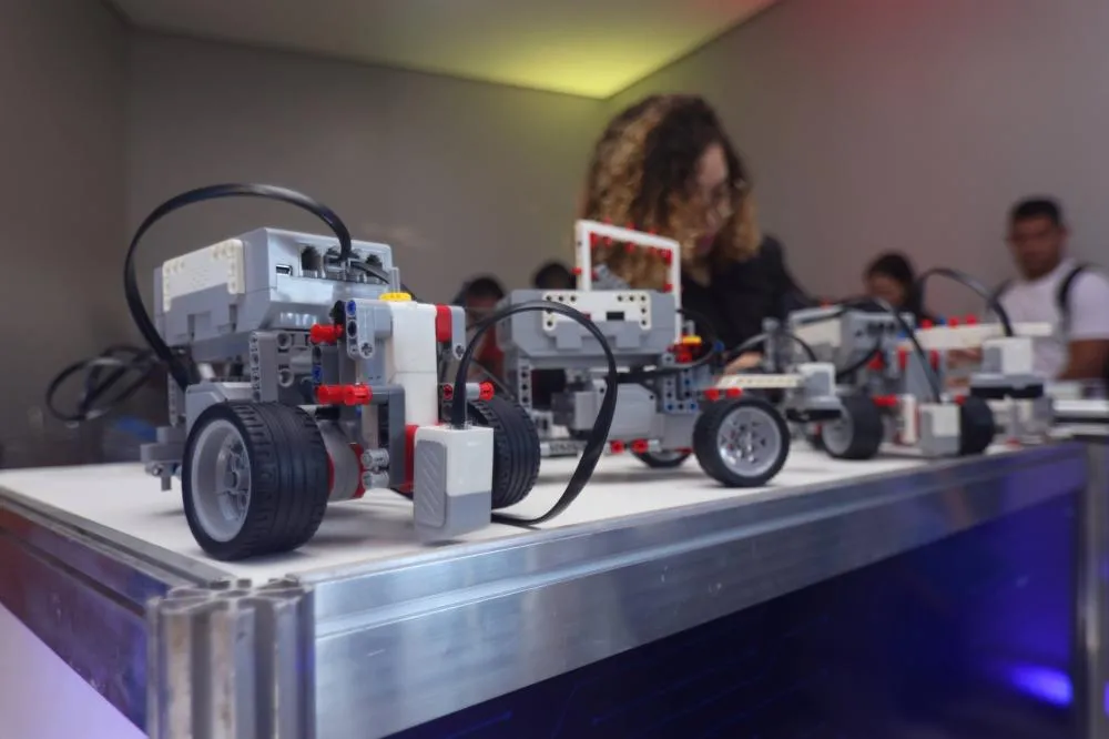 Foram adquiridos 2.380 kits de robóticas para 238 escolas de Ensino Médio.