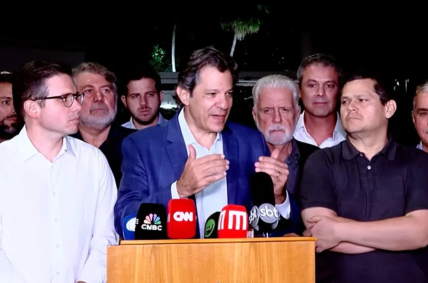 Haddad (ao centro) com Motta e Davi no domingo, após reunião que discutiu alternativas ao aumento do IOF.