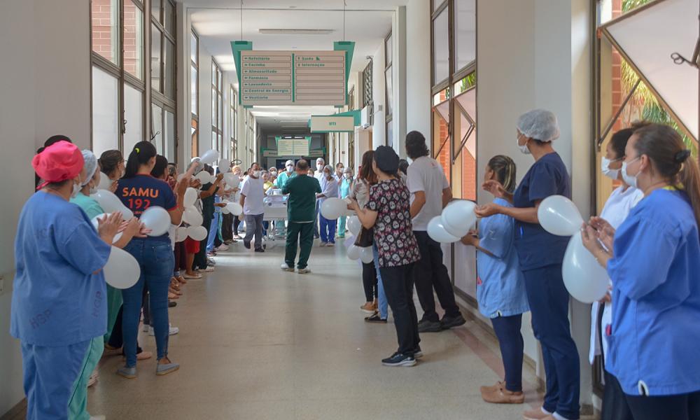 Sob comoção, colegas de trabalho prestam última homenagem à servidora