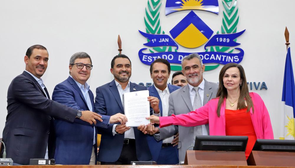 Governador Wanderlei Barbosa, acompanhado do secretário-chefe da Casa Civil, Deocleciano Gomes; e do secretário de Estado do Planejamento e Orçamento, Sergislei Moura; entregou o PLDO 2024 diretamente ao presidente da Assembleia, deputado Amélio Cayres
