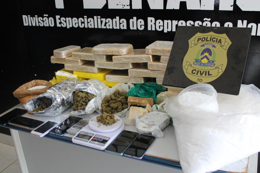 Polícia Civil apreendeu aproximadamente 30kg de entorpecentes e prendeu um casal investigado pelo crime de tráfico de drogas na Capital