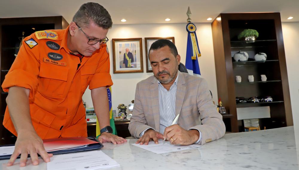 A assinatura da homologação do resultado final do Concurso Público do Corpo de Bombeiros Militar do Tocantins (CBMTO) ocorreu no gabinete do governador Wanderlei Barbosa