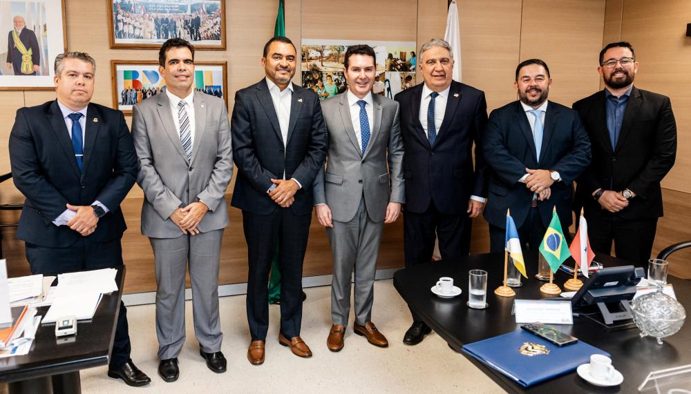O secretário de Estado das Cidades, Habitação e Desenvolvimento Regional, Thiago Benfica; o deputado federal Ricardo Ayres, o governador Wanderlei Barbosa, o ministro Jader Filho, o vice-governador Laurez Moreira, o secretário extraordinário de Representa