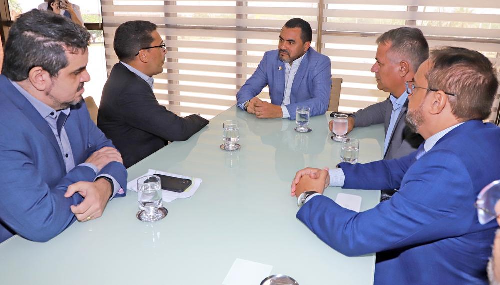 Governador Wanderlei Barbosa recebeu, no Palácio Araguaia, o superintendente regional do Banco da Amazônia no Tocantins, Edmar Souza Bernaldino