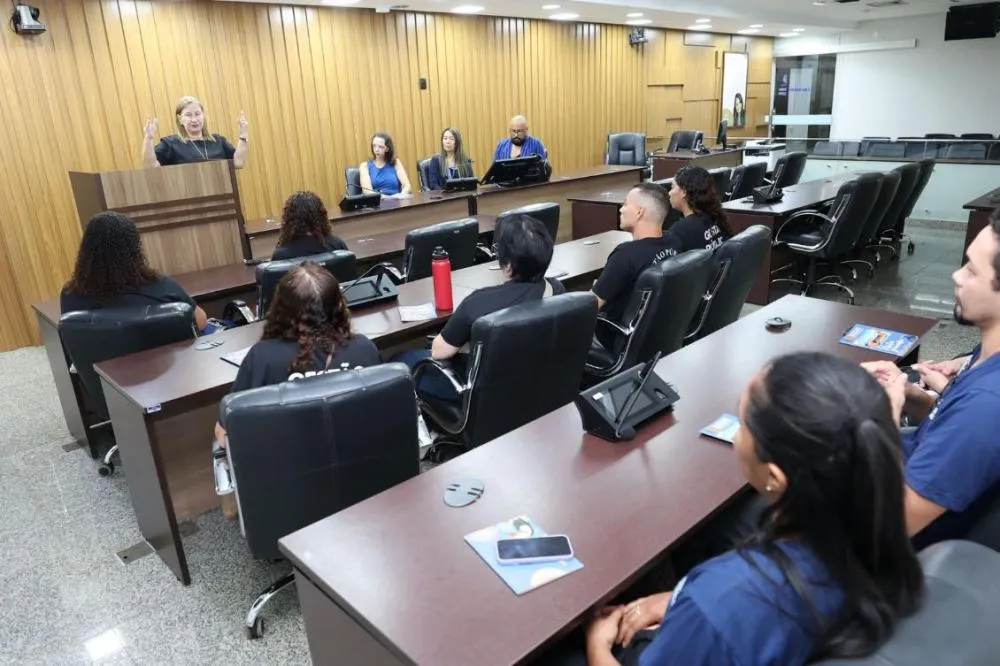 Os visitantes conheceram a Escola do Legislativo e a sede da Casa de Leis.