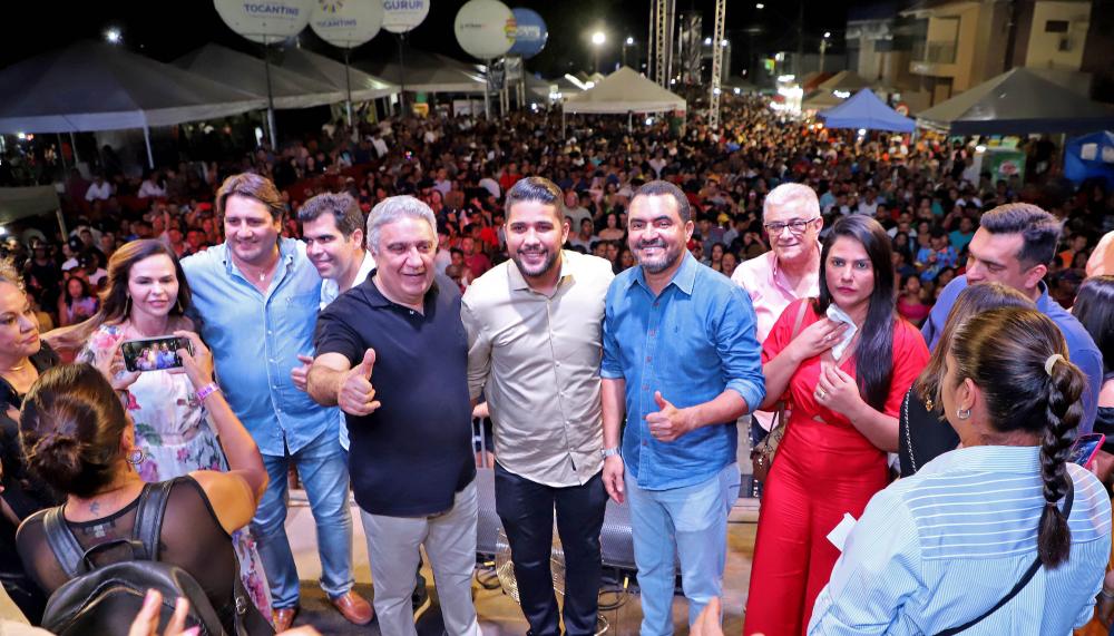 Na noite desta terça-feira, 14, o governador Wanderlei Barbosa, acompanhado da primeira-dama Karynne Sotero, e o vice-governador Laurez Moreira, prestigiaram a comemoração dos 65 anos da cidade de Gurupi