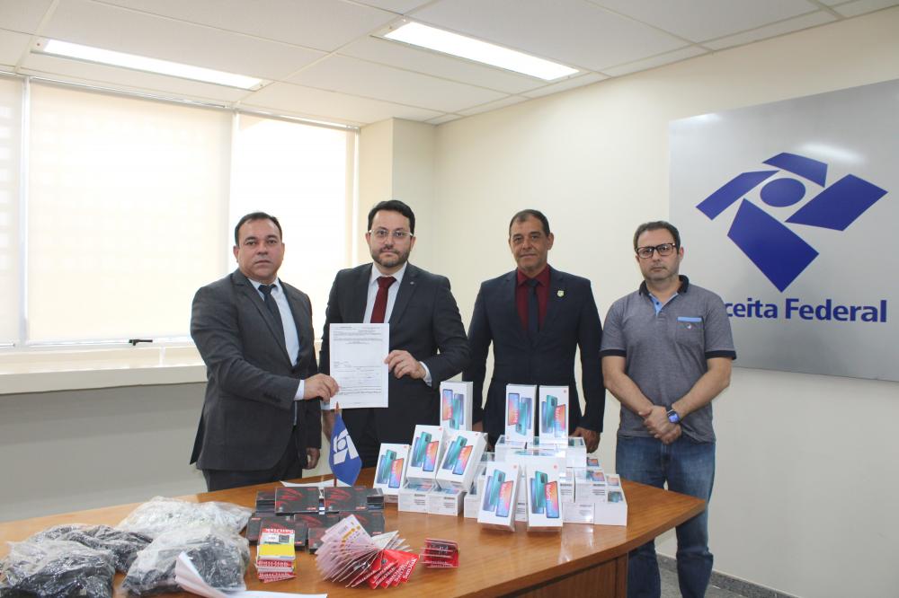 Participaram da entrega superintendente da Polícia Científica, Alexandre Agrelli e o diretor do Instituto Médico Legal, Eduardo Godinho.