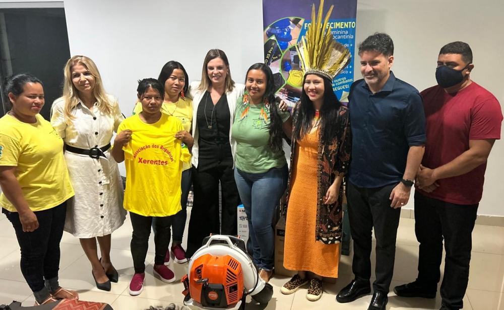 Brigada feminina recebe equipamentos.