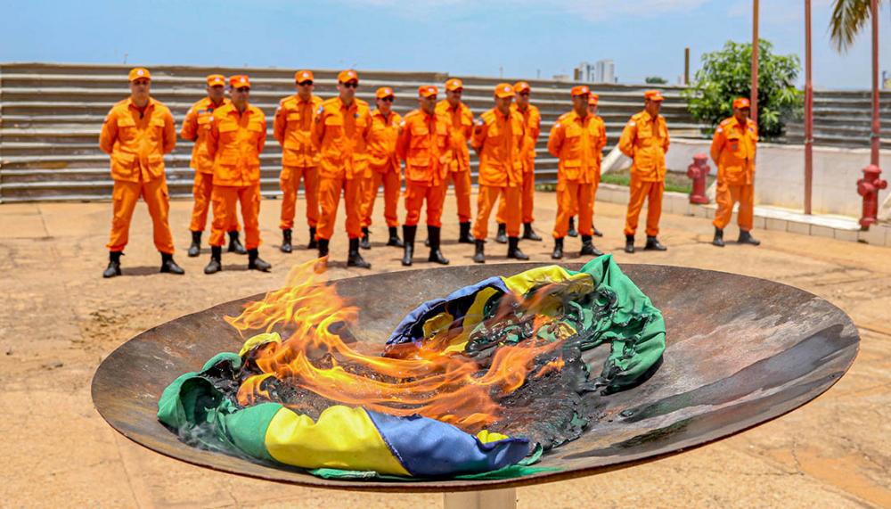 Bandeiras inservíveis são incineradas na sede do 1º Batalhão de Bombeiros Militar, em Palmas