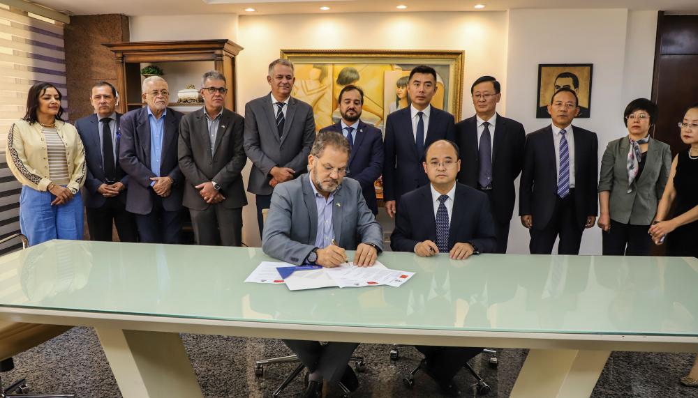 Secretário-chefe da Casa Civil, Deocleciano Gomes, assina parceria promissora com a província chinesa de Qinghai em nome do governador Wanderlei Barbosa