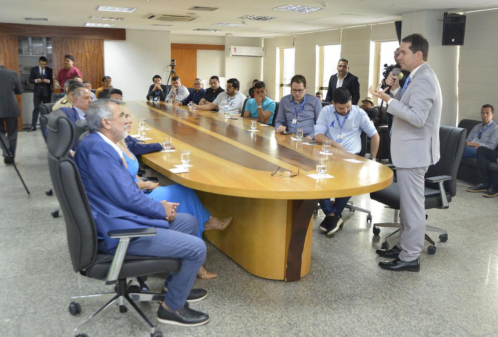 Médico urologista Dr. Ricardo Ferro fez palestra na sala de reuniões da Presidência