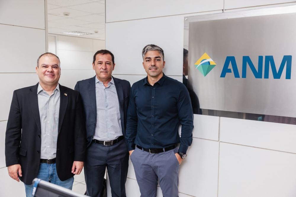 O assessor especial da Serb, Luis André Gomes Vaz, o presidente da Ameto, Marco Antônio Martin da Silva, e o diretor da ANM, Yuri Faria Pontual