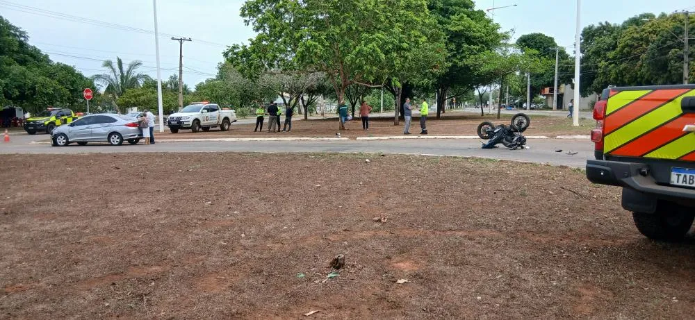 Apesar do estado em que a motocicleta ficou após a colisão, o condutor sobreviveu e não corre risco de morte. Foto: Redação/Notícia Tocantins.