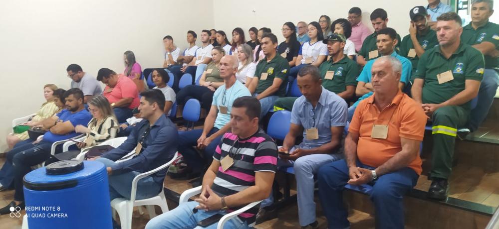 Membros e representantes dos municípios integrantes do Comitê das Bacias Hidrográficas dos Rios Lontra e Corda participam da capacitação
