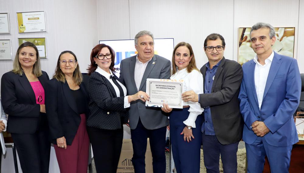 Governador em exercício, Laurez Moreira, e o secretário de Estado da Segurança Pública, Wlademir Mota Oliveira, receberam os equipamentos das mãos da presidente do TJTO