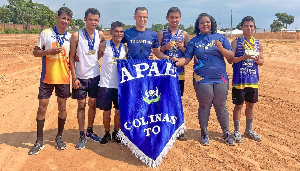 Estudantes medalhistas da Apae de Colinas com o treinador Juninho