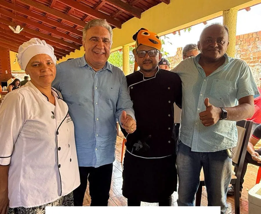 O governador Laurez Moreira, o ex-vereador Julimá Brito e os cozinheiros que prepararam o almoço durante a visita às obras da ponte em Aguiarnópolis. Foto: Assessoria de Julimá Brito
