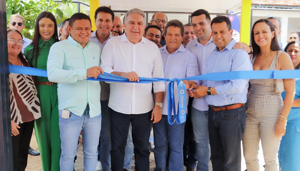 O governador em exercício, Laurez Moreira, entregou para a comunidade de Lagoa da Confusão, na manhã desta sexta-feira, 8, obra importante para a educação