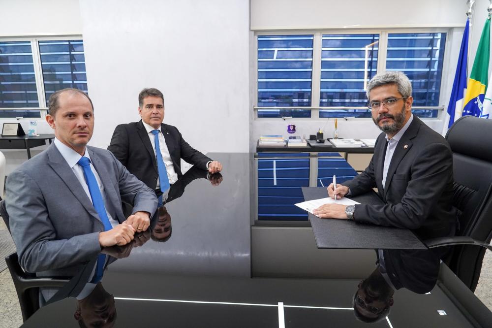 PGJ, Luciano Casaroti; promotor de Justiça Abel Andrade (1º à esq.), e o novo subprocurador-geral de Justiça, Marcelo Sampaio.