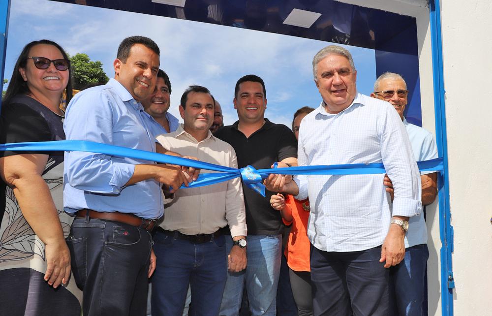 Governador em exercício do Tocantins, Laurez Moreira, no momento do descerramento da fita inaugural - Foto: