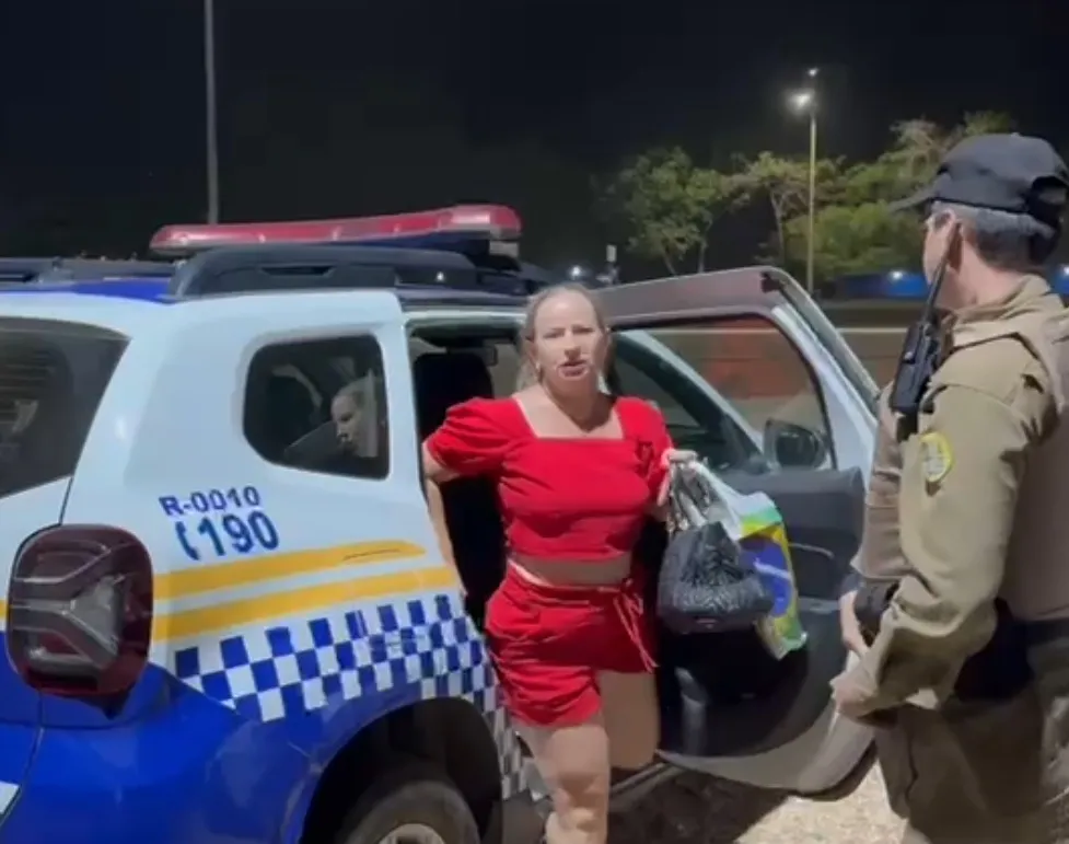 Após ser detida, os militares do 1º BPM apresentaram Gilvani Aparecida na Central de Flagrantes da Polícia Civil – Foto: Allessandro Ferreira
