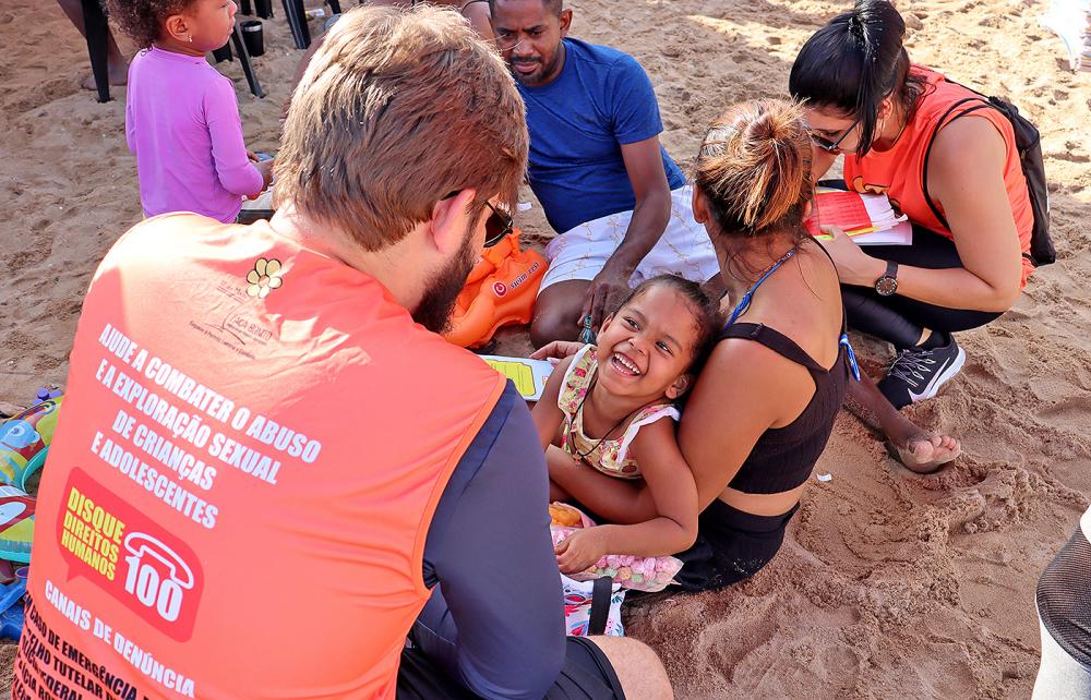 Gestores da Política da Primeira Infância da Seciju em blitz de conscientização na temporada de praias - Foto: Crédito: Márcia Rosa/Governo do Tocantins