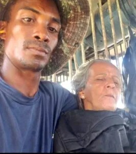 Foto que circulou nas redes sociais após idosa ser resgatada.