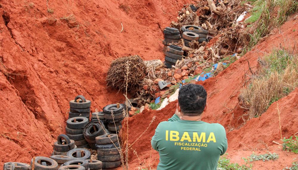  Fiscal do Ibama averigua cratera provocada pela erosão no município de Aurora do Tocantins divisa com São Disidério (BA)